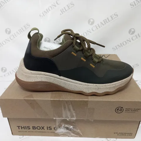 BOXED PAIR OF CLARKS JAUNT SHOES DARK OLIVE SIZE 5