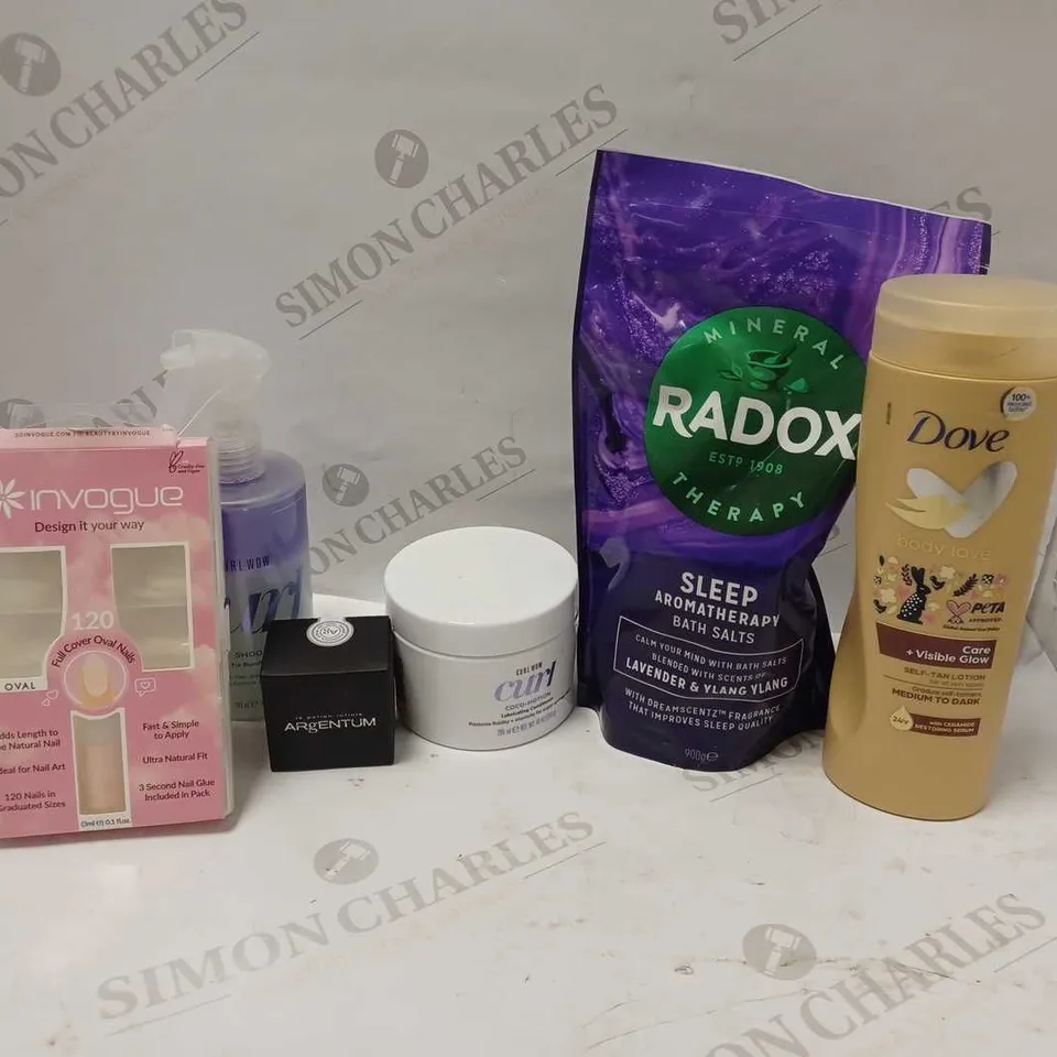 LOT OF APPROXIMATELY 25 COSMETICS ITEMS TO INCLUDE RADOX SLEEP AROMATHERAPY BATHSALTS, CURL WOW LUBRIACTING CONDITIONER, DOVE CARE + VISIBLE GLOW SELF-TAN LOTION, ETC