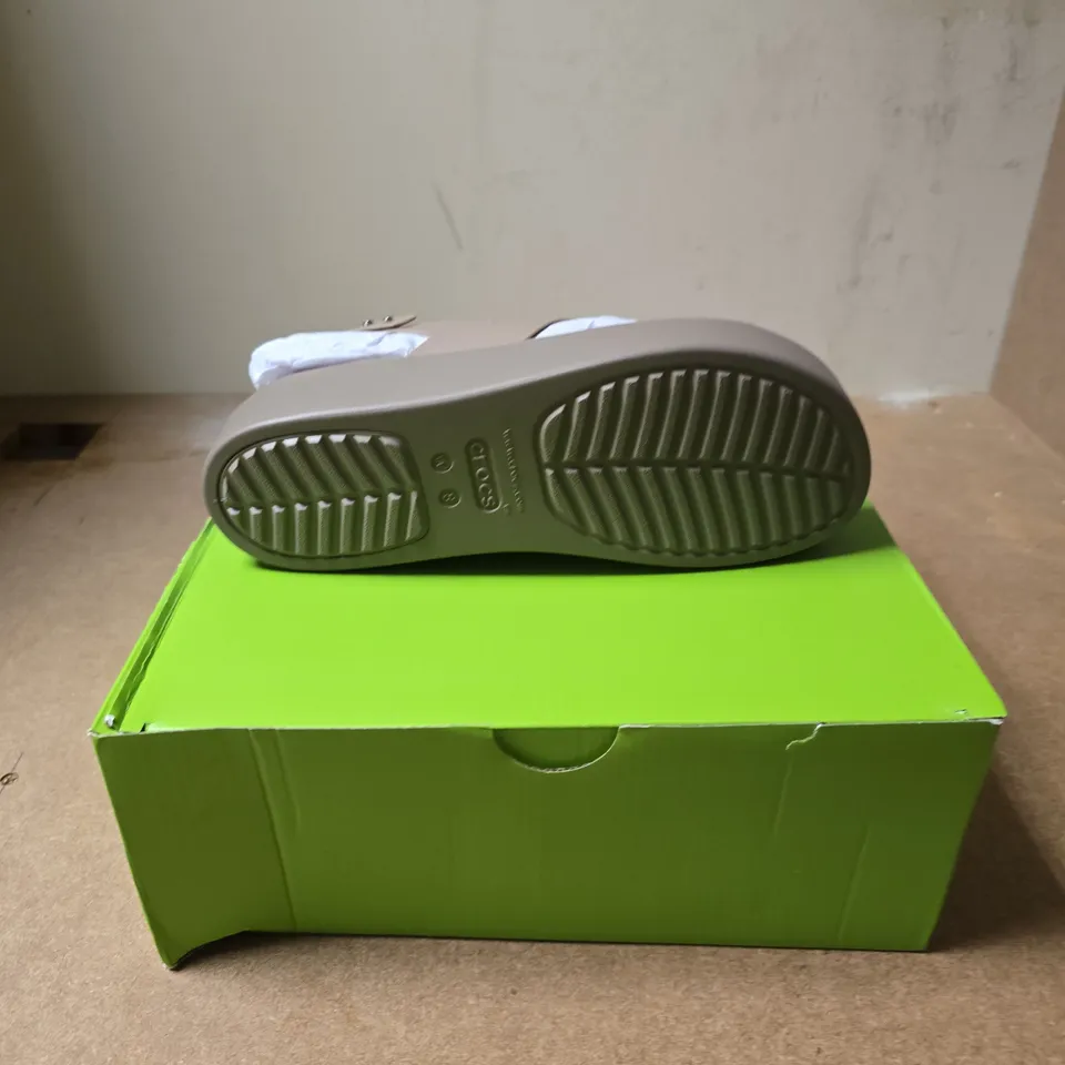 CROCS BROOKLYN LOW WEDGE SANDALS – LATTE/MUSHROOM, UK 6