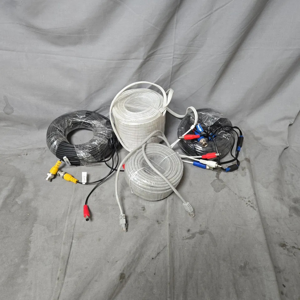 APPROXIMATELY 20 ASSORTED ITEMS OF NETWORKING CABLES OF VARIOUS LENGTHS AND CONNECTIONS