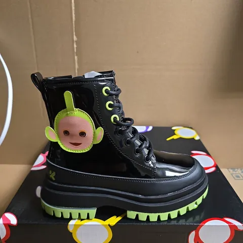 BOXED PAIR OF KOI TUBBYTRONIC KIDZ DIPSY HEAD BOOTS - UK SIZE 11