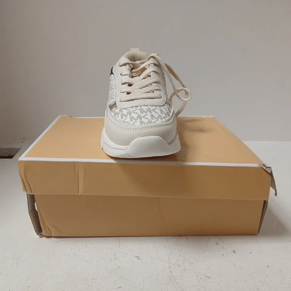BOXED PAIR OF MICHAEL KORS TRAINERS IN VANILLA SIZE 3.5
