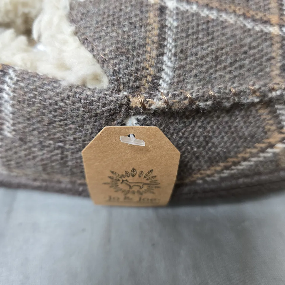 JO & JOE SLIPPERS – BROWN PLAID, UK 12