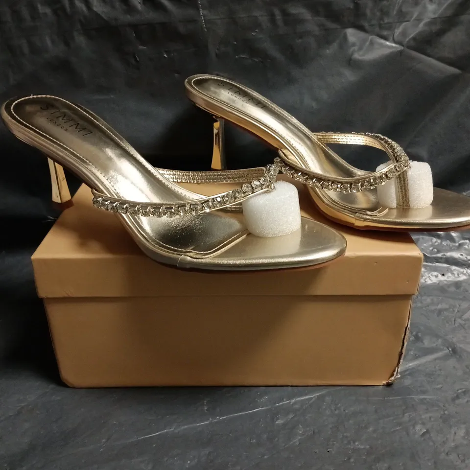 BOXED PAIR OF SIMMI LONDON TOE-POST LOW HEELED SANDALS IN METALLIC GOLD W. JEWEL DETAIL SIZE UK 5
