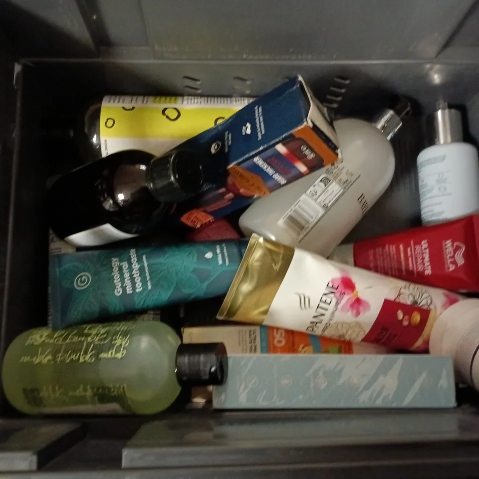APPROXIMATEY 20 ASSORTED HEALTH AND BEAUTY PRODUCTS TO INCLUDE - DOVE SCALP & HAIR THERAPY  - SOAP & GLORY BODY WASH AND RITUALS SHOWER GEL