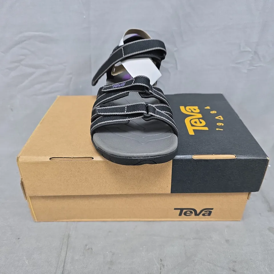 BOXED PAIR OF TEVA OPEN TOE STRAPPY SANDALS IN BLACK SIZE UK 6