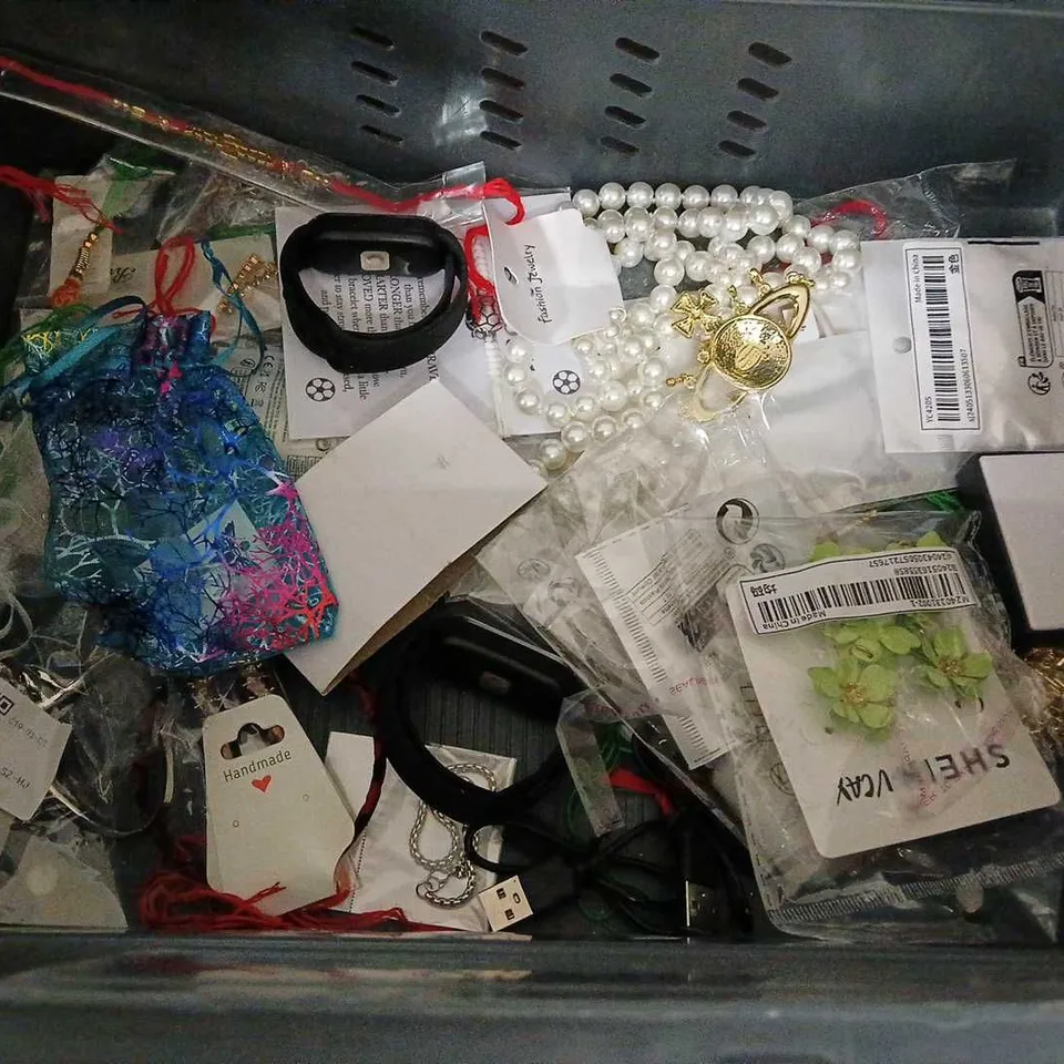 LOT OF ASSORTED JEWELLERY AND WATCH ITEMS 