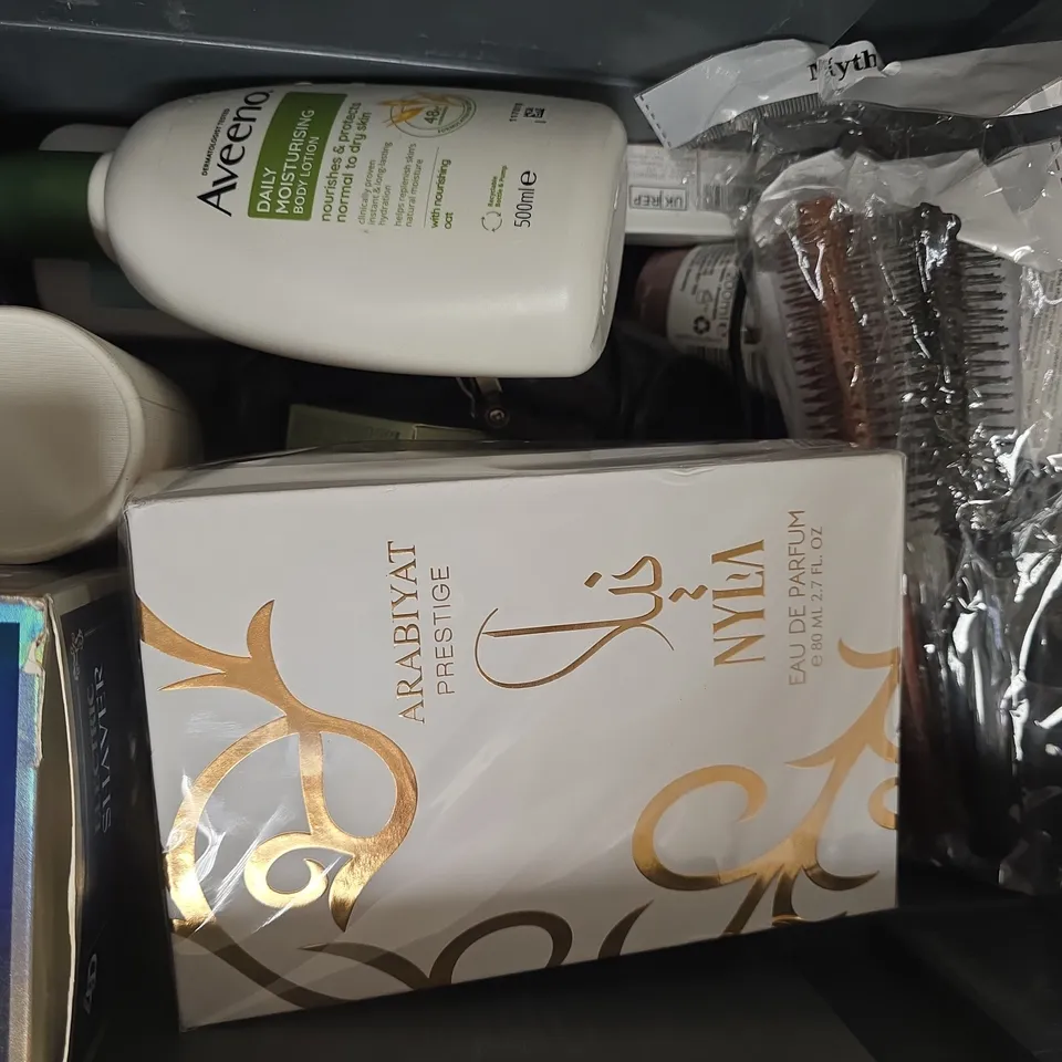 APPROXIMATELY 12 ASSORTED COSMETIC ITEMS INCLUDING VARIOUS MAKES AND BRANDS - COLLECTION ONLY