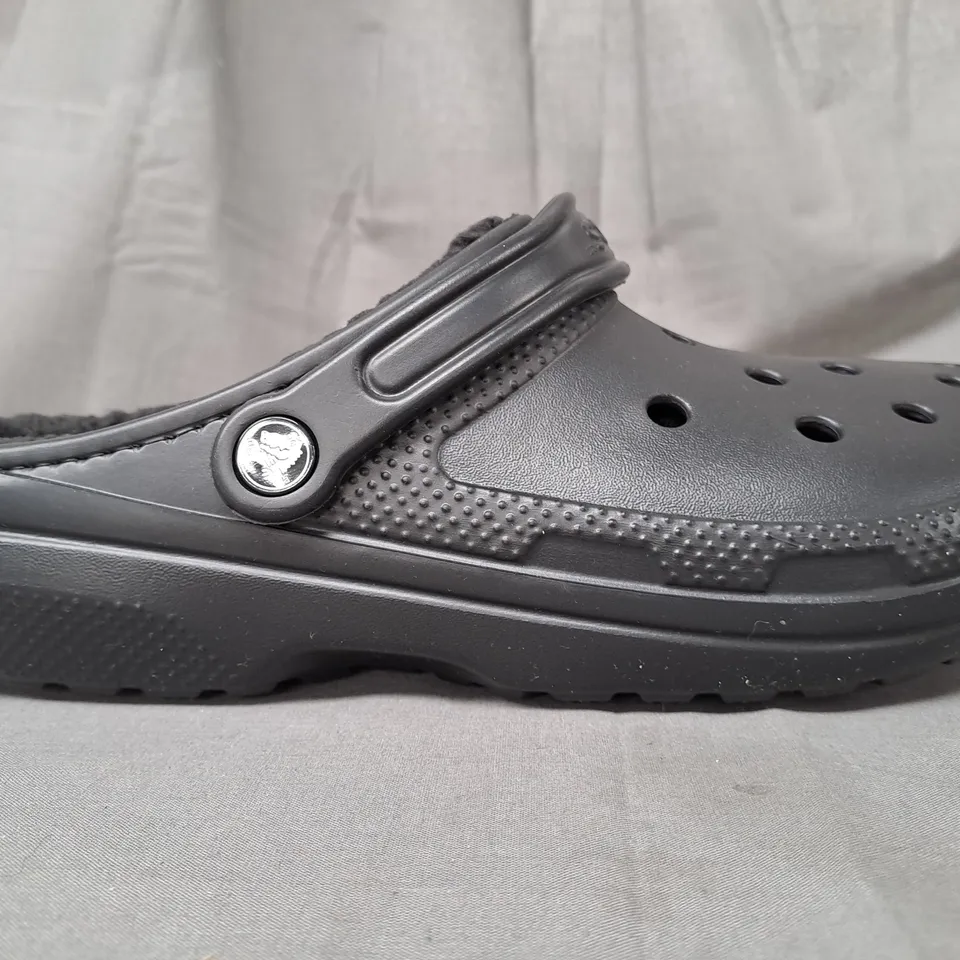 PAIR OF CROCS CLASSIC LINED CLOGS IN BLACK UK SIZE M8/W9
