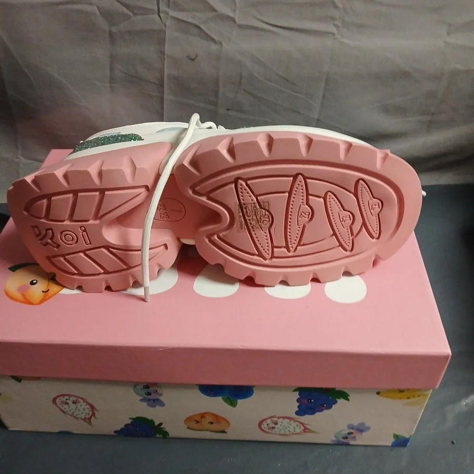 KOI FRUITTI TUTTI GLITTER PLATFORM SNEAKERS – WHITE WITH GREEN GLITTER TOE CAP, PINK SOLE SIZE 7