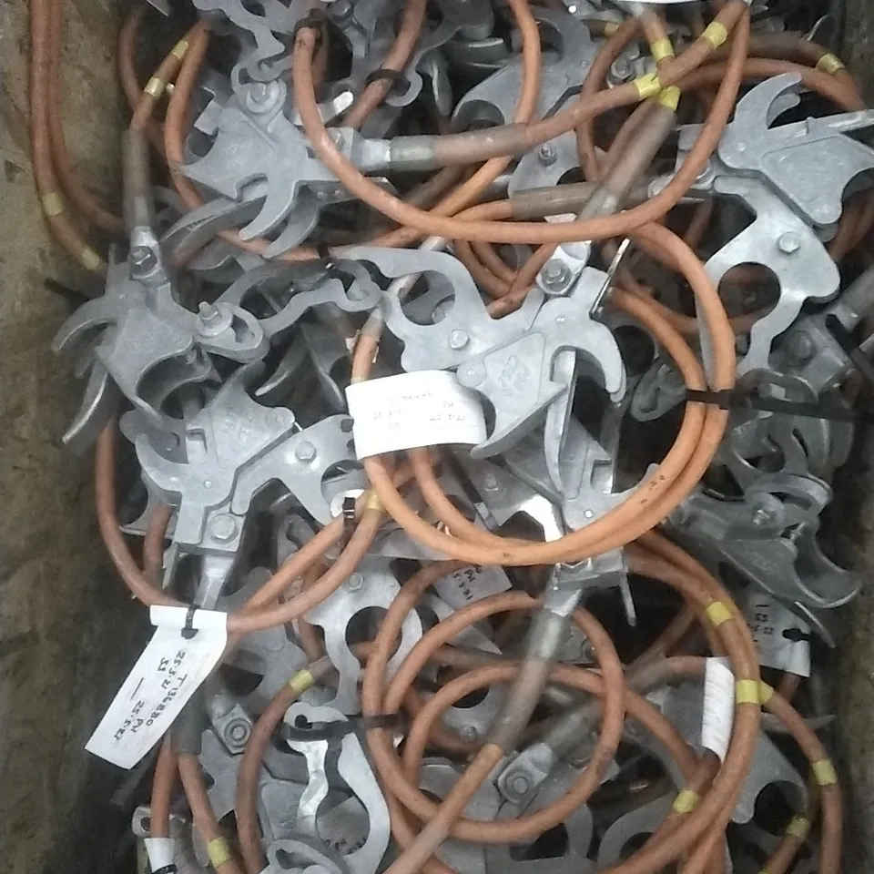 PALLET OF ASSORTED TRACKSIDE CABLES INCLUDING 1.7M ORANGE EARTH AND OHL 6M BLUE EARTH CABLE 