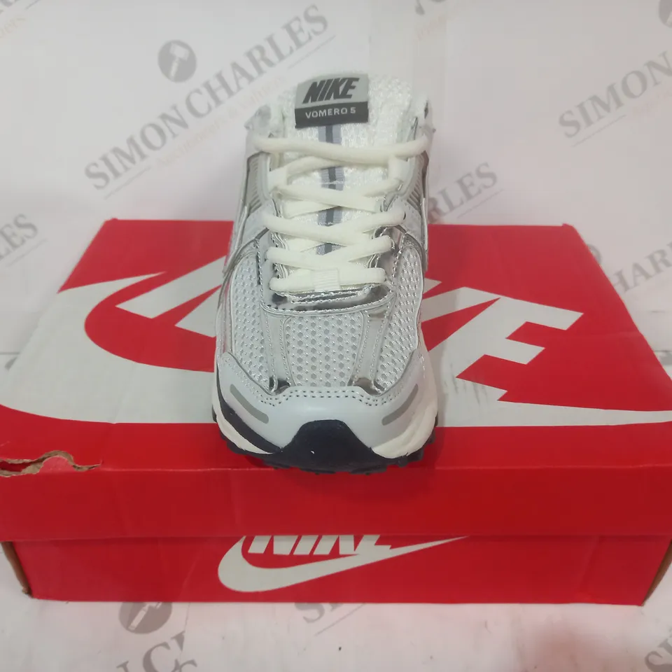 BOXED PAIR OF NIKE ZOOM VOMERO 5 SHOES IN GREY/METALLIC SILVER UK SIZE 5