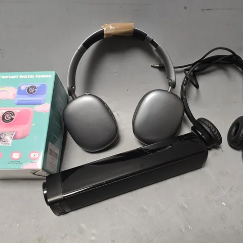 APPROXIMATELY 5 ASSORTED ITEMS TO INCLUDE - DIGITAL CAMERA , ATS HEADPHONES , SPEAKER ETC