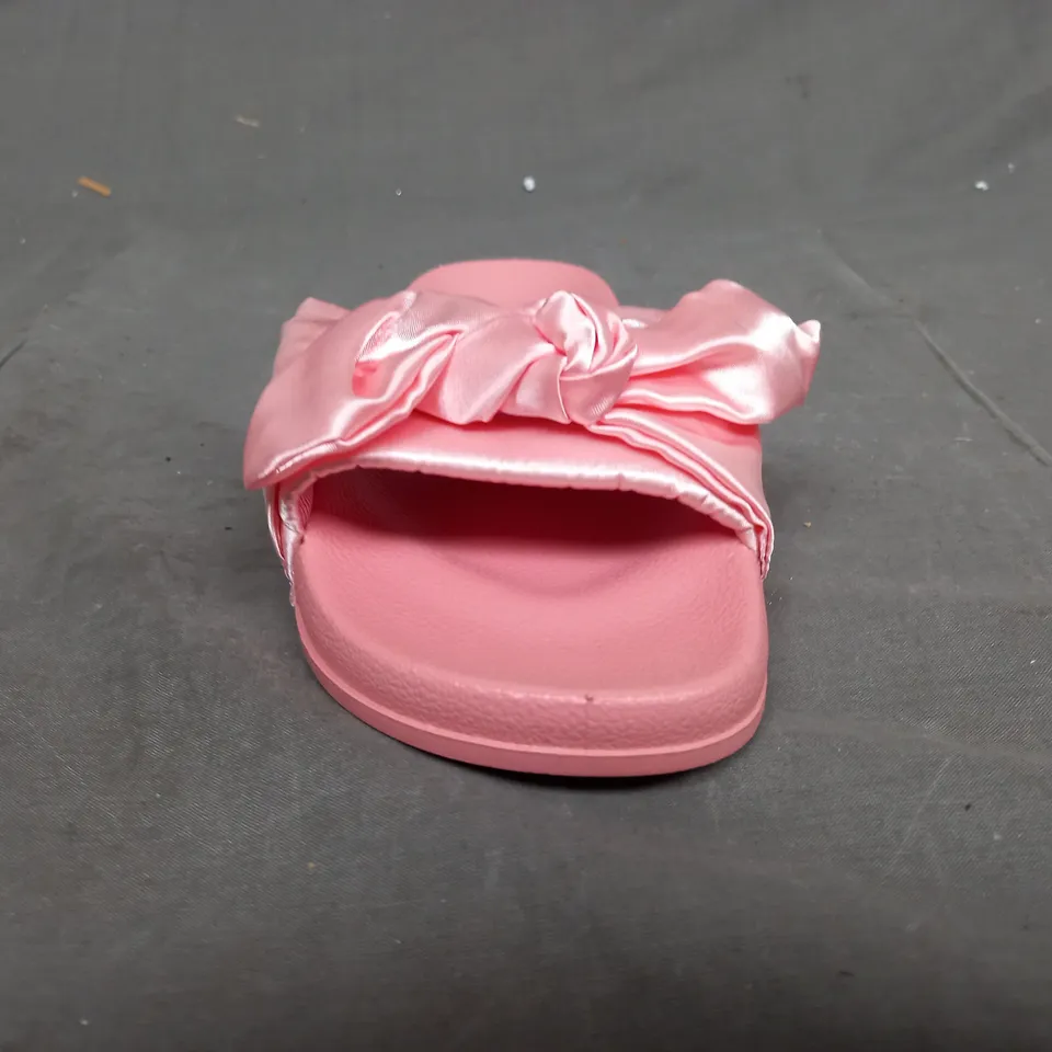 BOX OF APPROXIMATELY 10 PAIRS OF SLIDES IN PINK. - VARIOUS SIZES