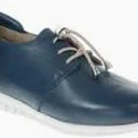 BOXED PAIR OF WOMENS ADESSO LEATHER SHOES - SIZE 7