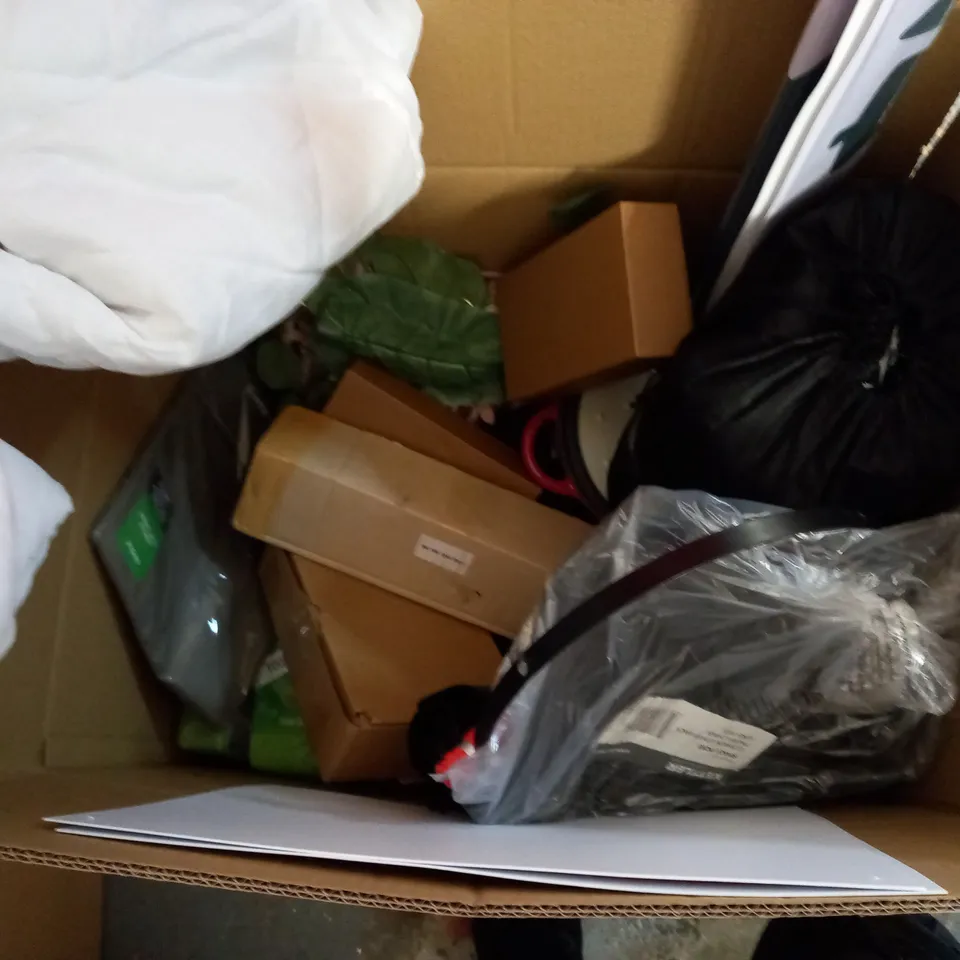 BOX OF APPROXIMATELY 20 ASSORTED ITEMS TO INCLUDE WINDOW SEALING PLATES KIT IMFAA QUILTED MATTRESS PROTECTOR, 36V BATTERY CHARGER, ETC