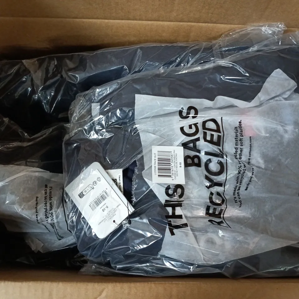 APPROXIMATELY 25 ASSORTED KIDS CLOTHING ITEMS IN VARIOUS SIZES, COLOURS & STYLES TO INCLUDE LICENSE DROP SHOULDER TEE, LICENSE RACE SUIT, SUNGLASSES, ETC