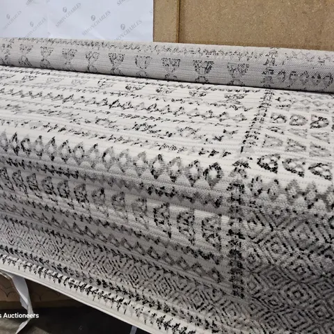 KADE GREY/BLACK/IVORY RUG 6'7" × 9'
