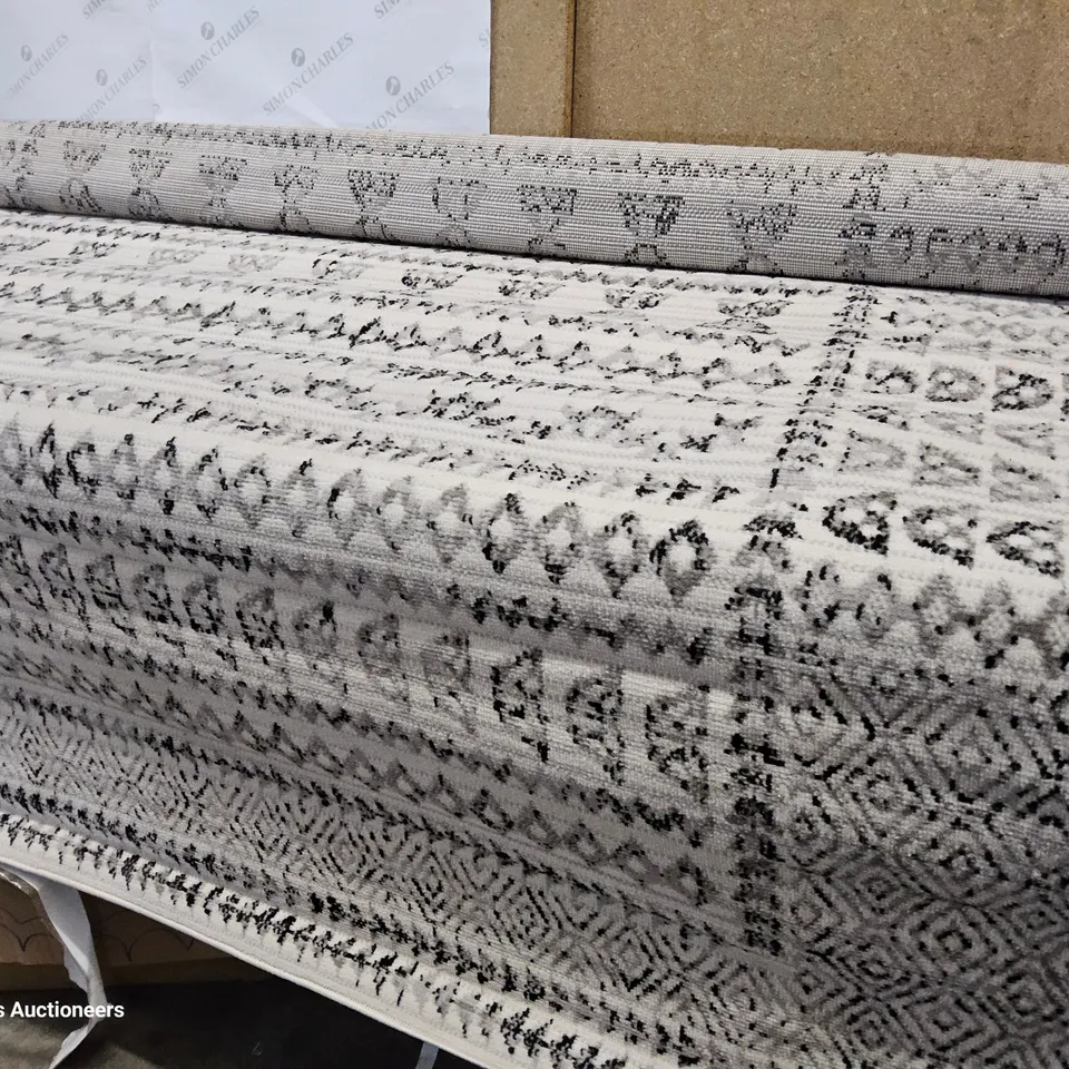 KADE GREY/BLACK/IVORY RUG 6'7" × 9'