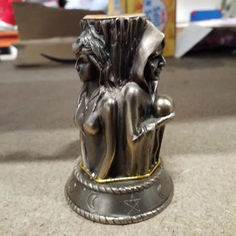 3 WITCHES METAL CANDLESTICK 