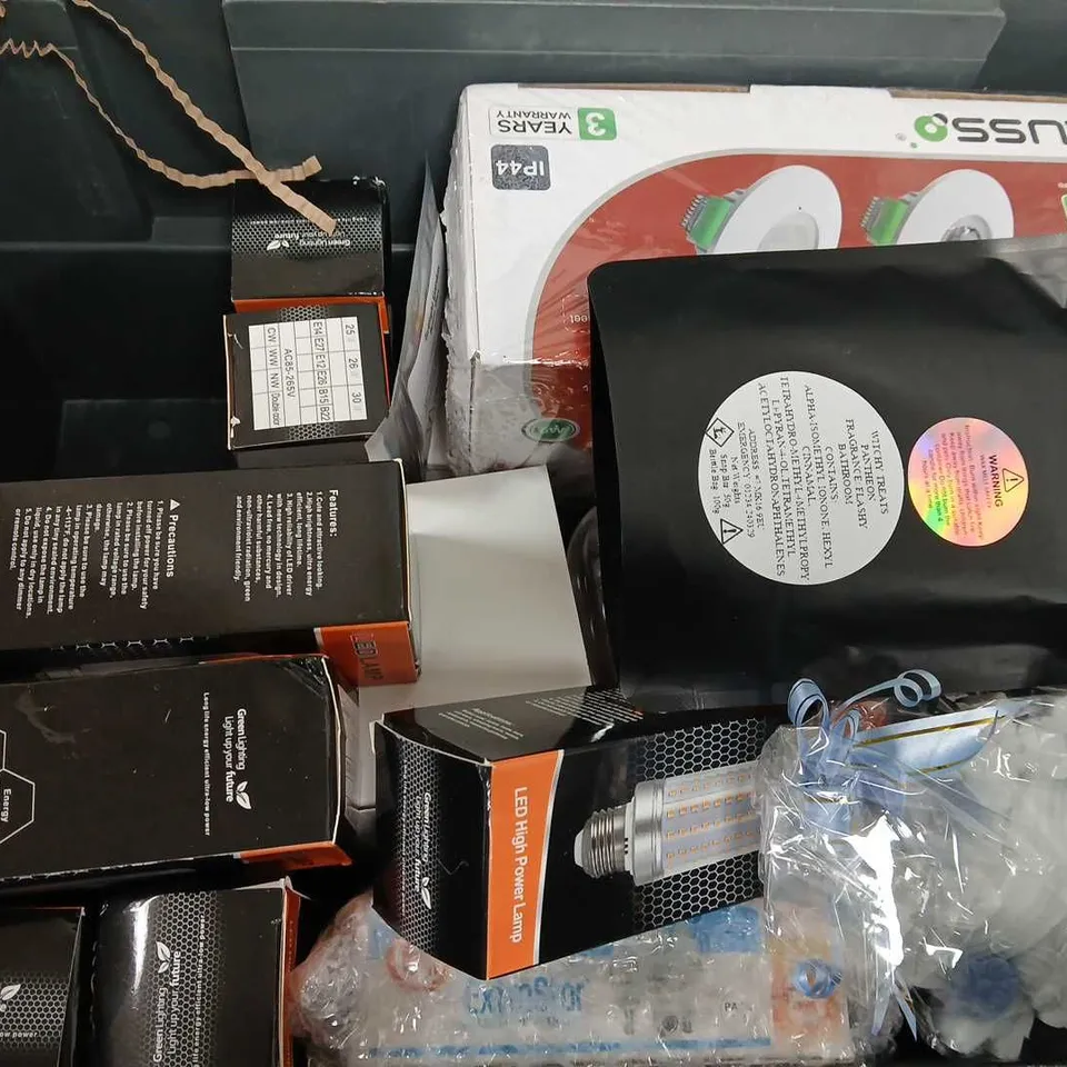 BOX OF APPROXIMATELY 12 ASSORTED ITEMS TO INCLUDE - LED LAMP , LUXURY CANDLE ETC