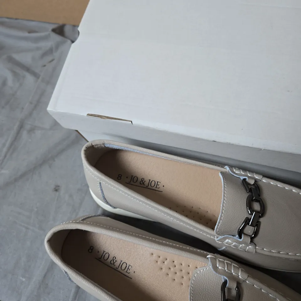 JO & JOE LIGHT GREY LEATHER LOAFERS WITH CHAIN DETAIL – UK SIZE 8 .