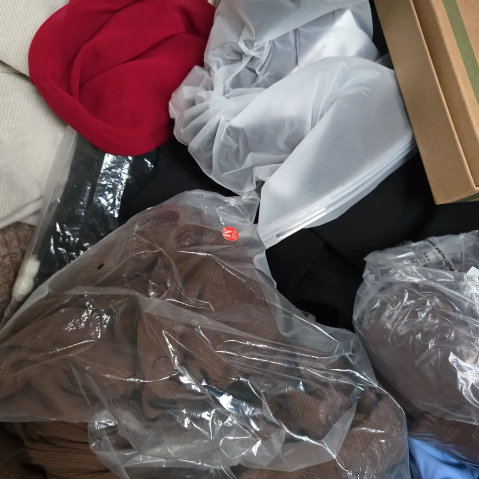 APPROXIMATELY 25 ASSORTED CLOTHING AND FASHION PRODUCTS IN VARIOUS STYLES AND SIZES - COLLECTION ONLY