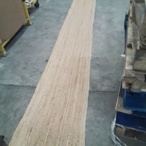 QUALITY DESIGNER AREA RUG - APPROXIMATELY 600X60CM