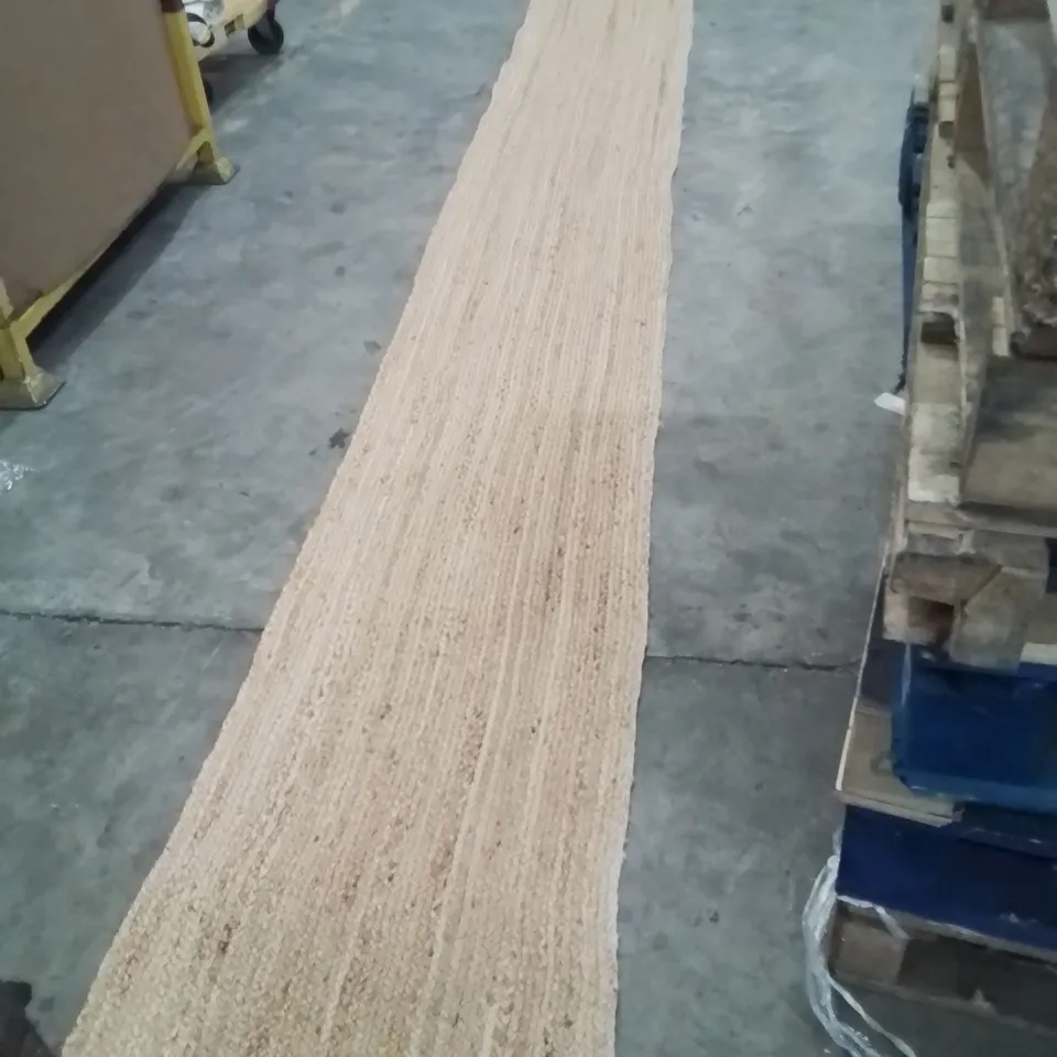 QUALITY DESIGNER AREA RUG - APPROXIMATELY 600X60CM