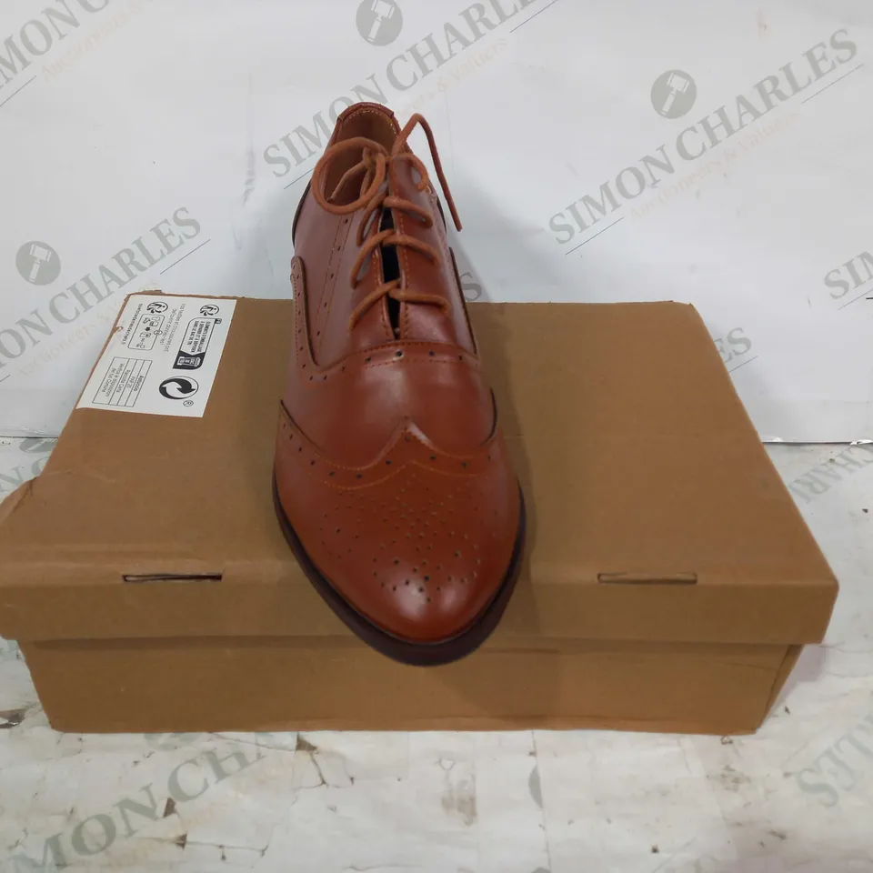 BOXED PAIR OF DESIGNER LEATHER LACE UP SHOES IN BROWN EU SIZE 42