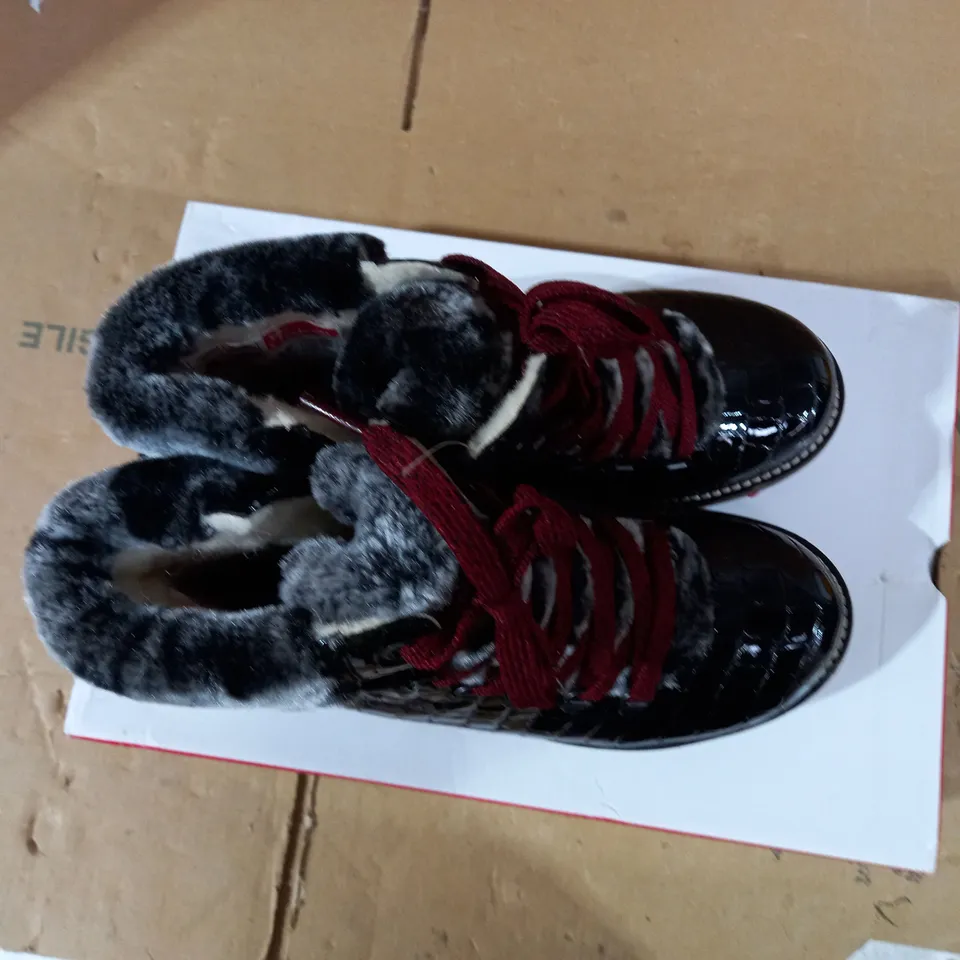 RIEKER CROC HIKING BOOT  BLACK SIZE 4