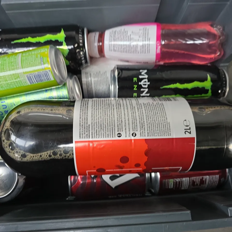 APPROXIMATELY 10 ASSORTED DRINKS TO INCLUDE CLASSIC COLA, DR PEPPER, MONSTER ENERGY, ETC - COLLECTION ONLY