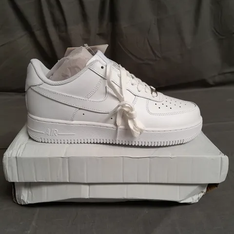 BOXED PAIR OF NIKE AIR FORCE 1 '07 WHITE TRAINERS SIZE UK 7
