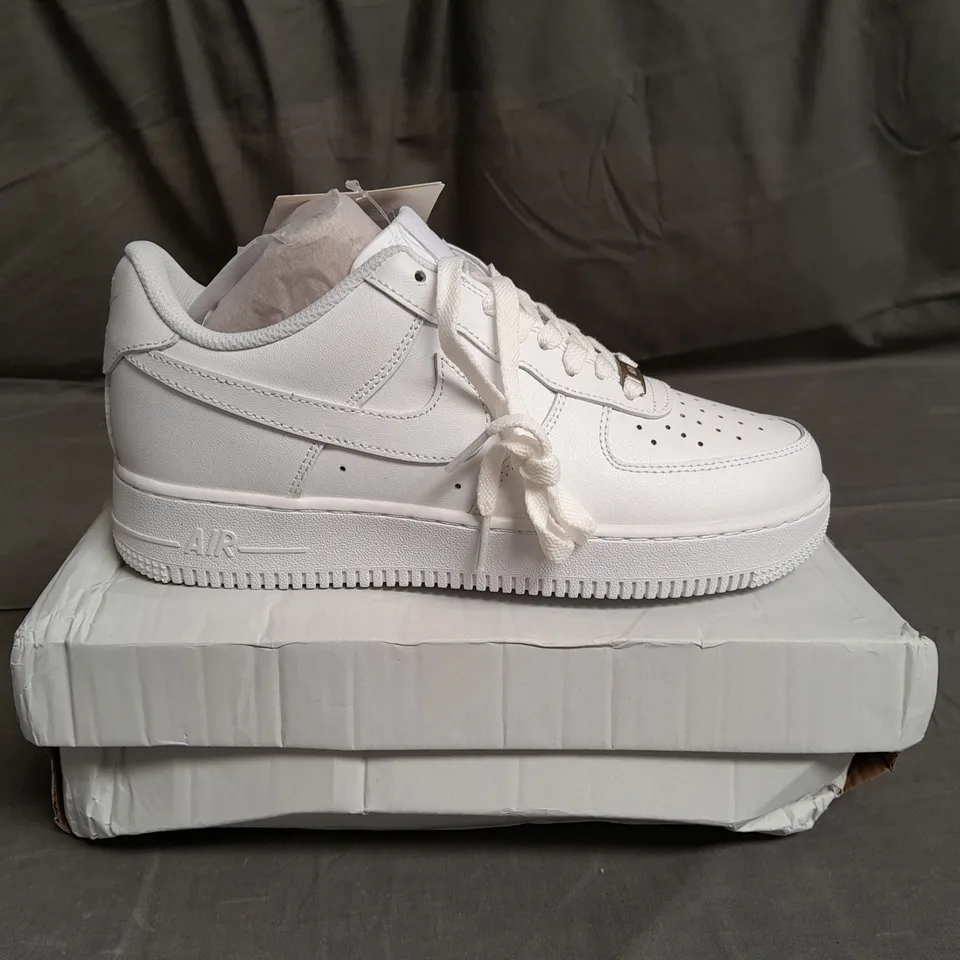 BOXED PAIR OF NIKE AIR FORCE 1 '07 WHITE TRAINERS SIZE UK 7