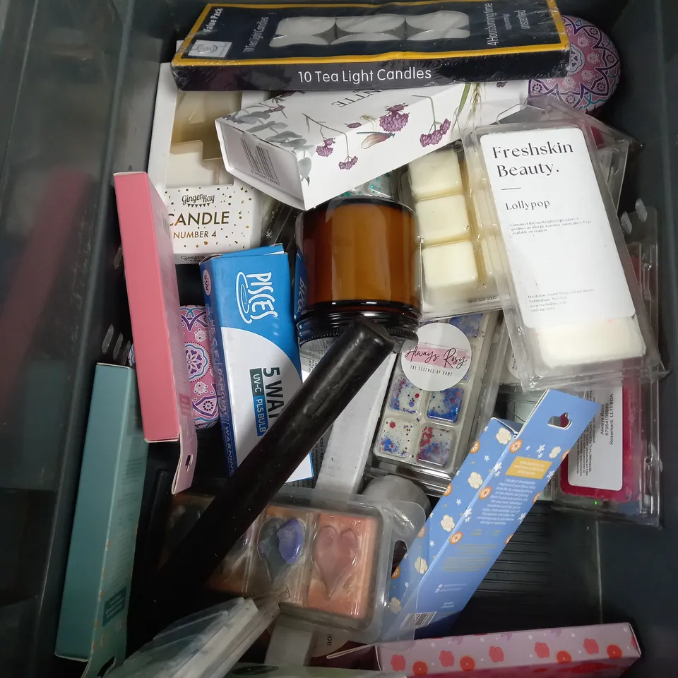 APPROXIMATELY 10 ASSORTED HOUSEHOLD ITEMS TOO INCLUDE LIGHTING  AND CANDLES 