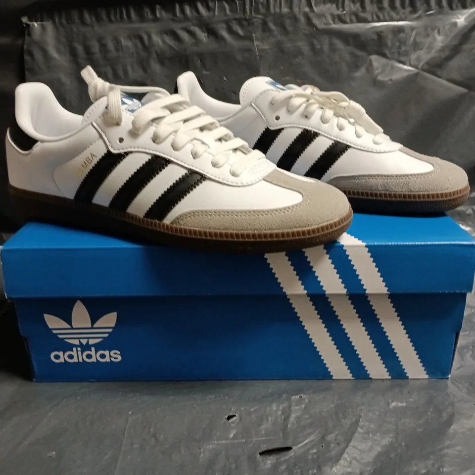 BOXED PAIR OF ADIDAS SAMBA OG TRAINERS IN WHITE/BLACK SIZE UK 7