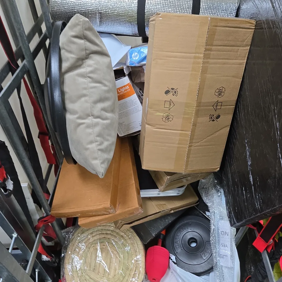 APPROXIMATELY 15 ASSORTED HOUSEHOLD PRODUCTS TO INCLUDE WEIGHTS, HELMET, SOLAR LIGHTS ETC 