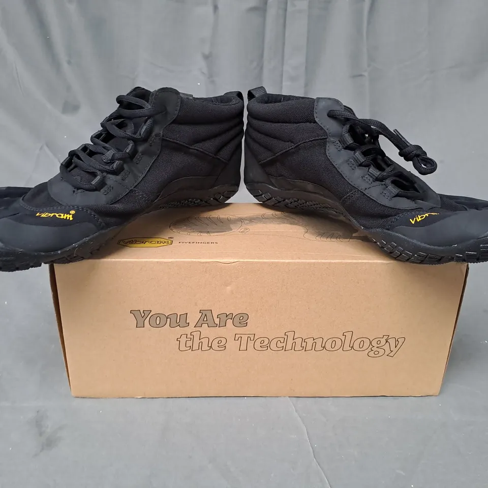BOXED PAIR OF VIBRAM FIVEFINGERS V-TREK SHOES IN BLACK EU SIZE 44