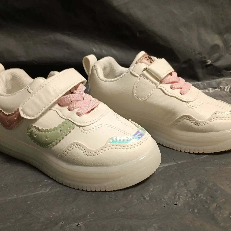 BOXED PAIR OF UNBRANDED KIDS TRAINERS IN WHITE/MULTI SIZE EU 27