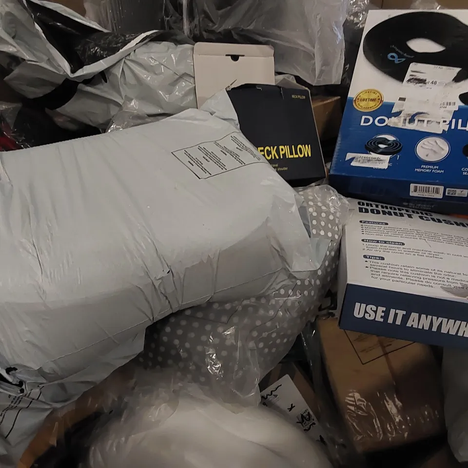 PALLET OF ASSORTED ITEMS INCLUDING: BEDDING, CUSHIONS