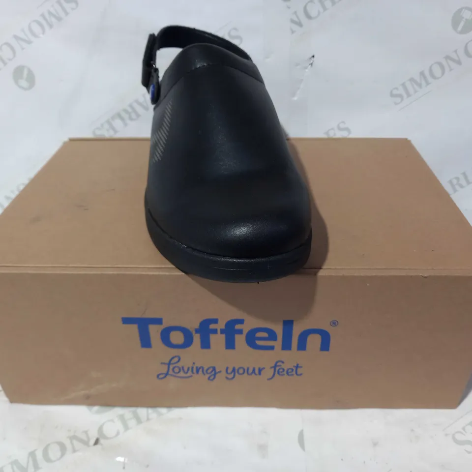 BOXED PAIR OF TOFFELN ULTRALITE CLOG SLIP ON SHOES IN BLACK UK SIZE 9