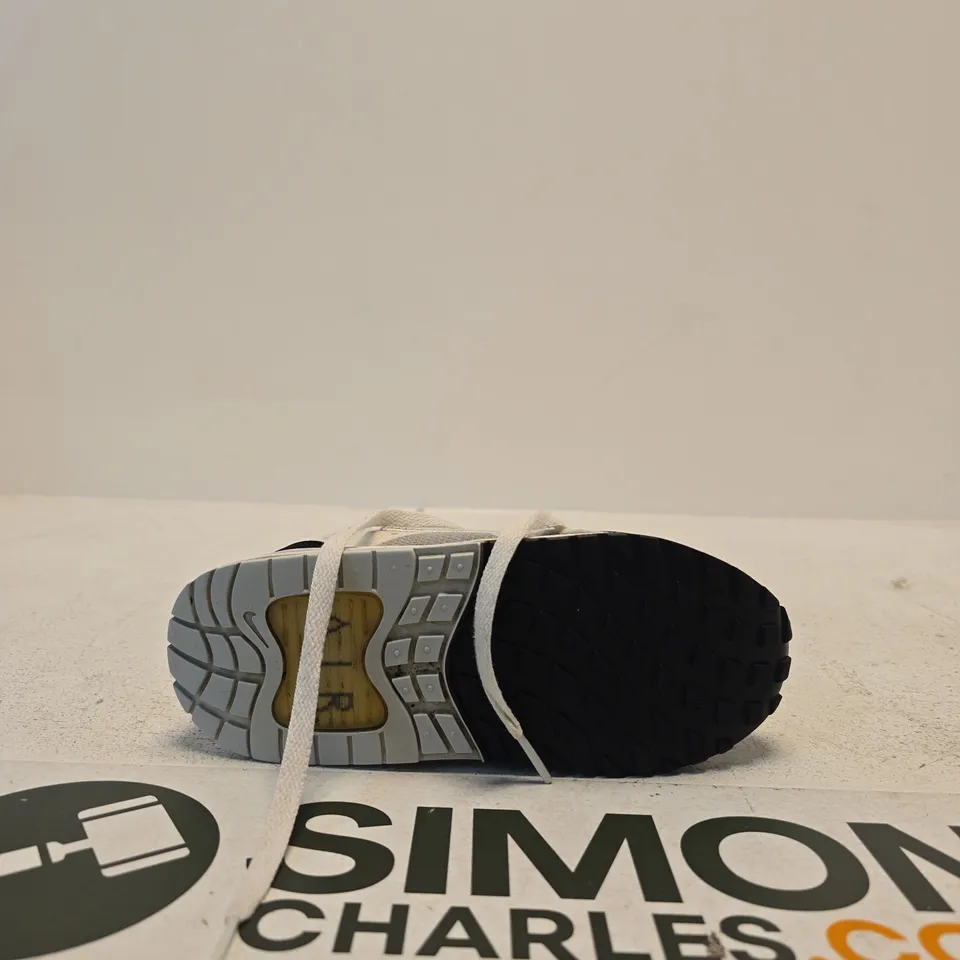 NIKE RUNNING SHOE – WHITE, BLACK & GREY, UK 1.5 (CHILD/YOUTH) – PRE-OWNED