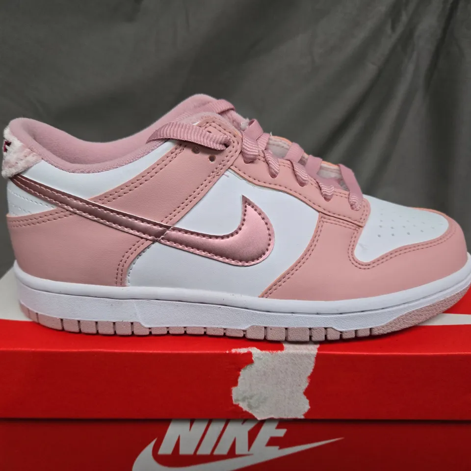 BOXED NIKE DUNK LOW GS TRAINERS IN PINK - UK 5 