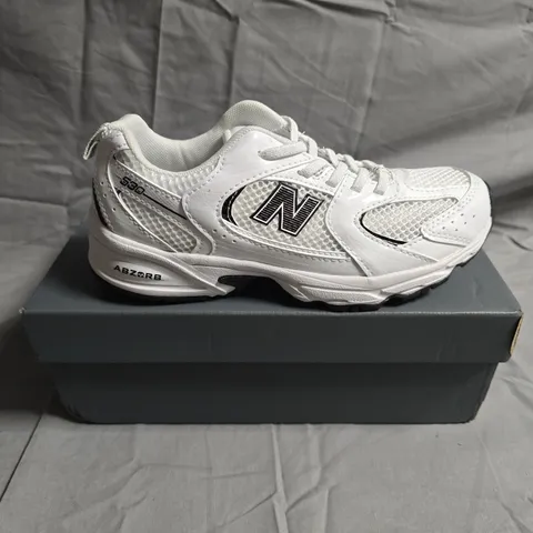 BOXED PAIR OF NEW BALANCE 530 BUNGEE LACE TRAINERS - UK SIZE 2 - KIDS