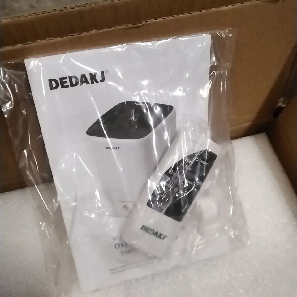PALLET OF HOUSEHOLD ITEMS TO INCLUDE OXYGEN CONCENTRATOR, CEILING LIGHT WITH LIGHT, PLAYPEN, STEAM CLEANER AND OTHER ASSORTED ITEMS...