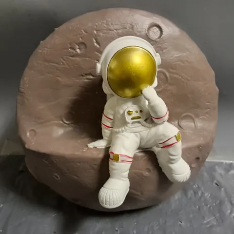 LOT OF 11 BRAND NEW GEMPORIA ASTRONAUT THEMED WALL DECORATIONS 