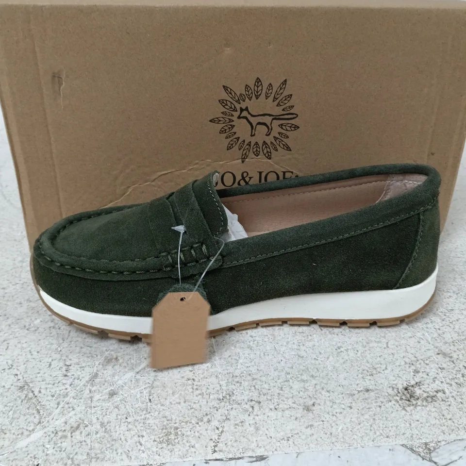 BOXED PAIR OF JO & JOE LIMA SHOES IN OLIVE - SIZE 5