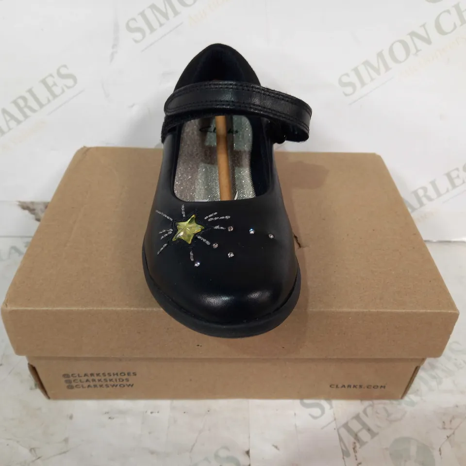 BOXED PAIR OF CLARKS ETCH SPARK KIDS SHOES IN BLACK UK SIZE 11.5