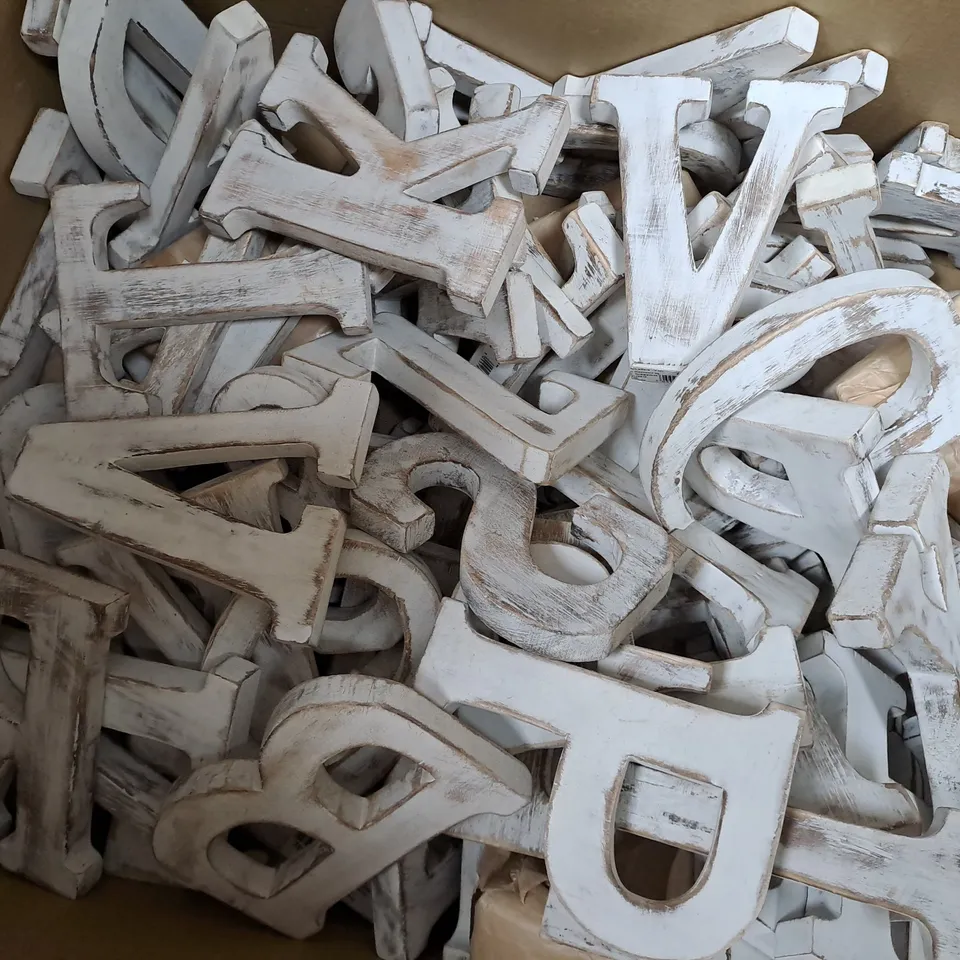 LARGE QUANTITY OF ASSORTED SHABBY CHIC ALPHABET LETTERS 
