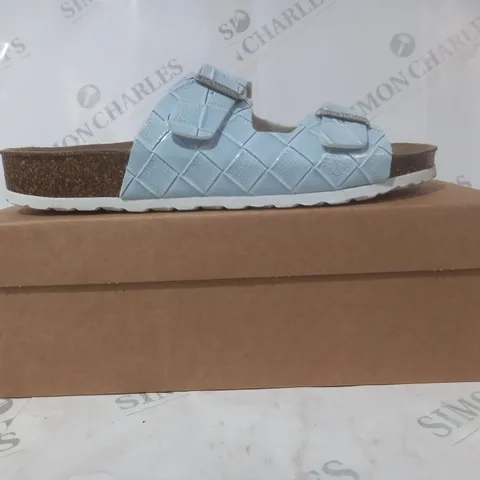 BOXED PAIR OF BONOVA OPEN TOE SANDALS IN LIGHT BLUE SIZE 7